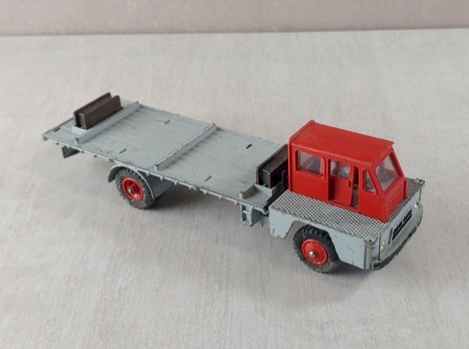 Ancien camion Saviem, Sinpar, porte fer rouge, Dinky Toys ^