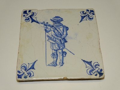 -ANCIEN CARREAU CERAMIQUE  XVIIIe 1 ARQUEBUSIER AU CENTRE COLLECTION VITRINE  D
