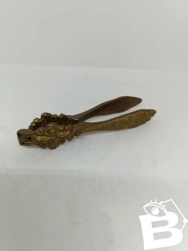 ancien casse noix en bronze en bon etat