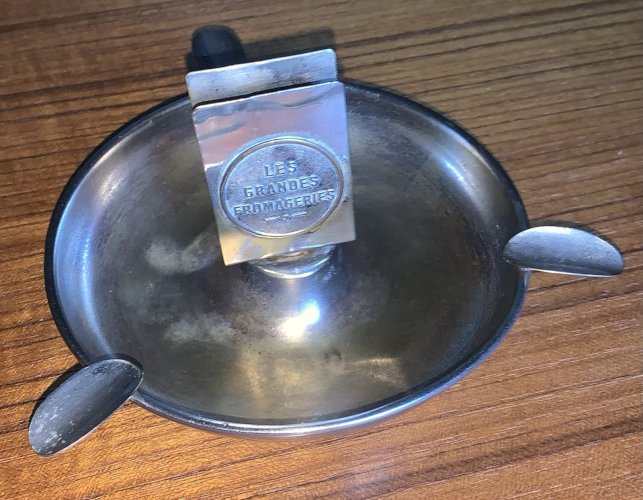 ancien cendrier en métal publicitaire les grandes fromageries SAFR