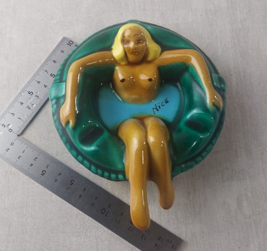 Ancien cendrier érotique, baigneuse nue, en céramique de Vallauris