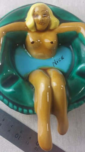 Ancien cendrier érotique, baigneuse nue, en céramique de Vallauris