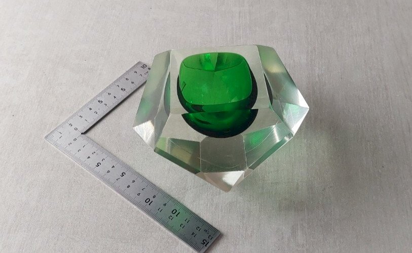 Ancien cendrier, verre de Murano, vert, forme diamant, Sommerso, Flavio Poli