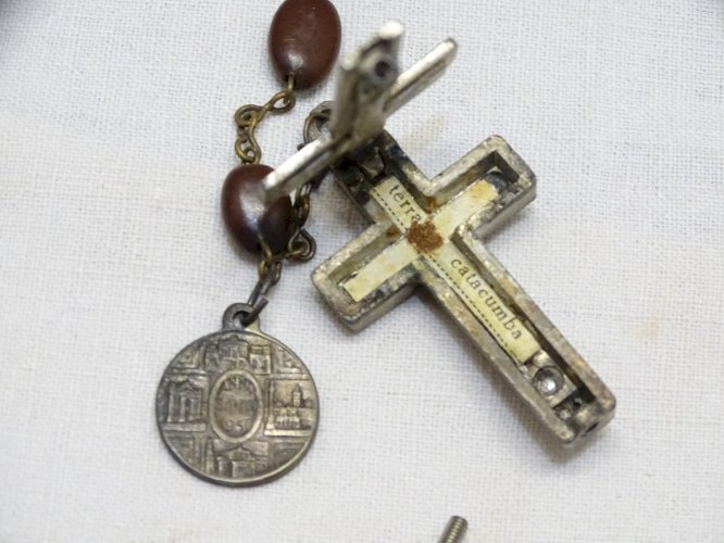 -ANCIEN CHAPELET CROIX RELIQUAIRE AVEC TERRE DES CATACOMBES ROMA JESUS   D