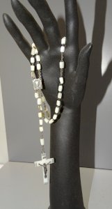 -ANCIEN CHAPELET SOUVENIR de LOURDES PERLES DE NACRE CROIX RESINE et ALUMINIUM D
