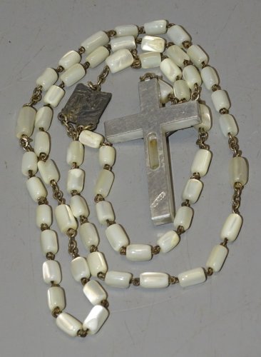 -ANCIEN CHAPELET SOUVENIR de LOURDES PERLES DE NACRE CROIX RESINE et ALUMINIUM D