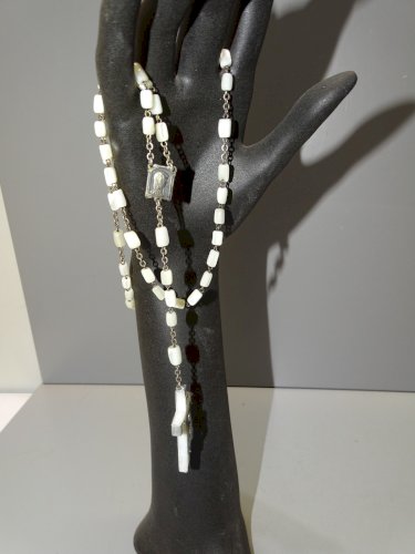 -ANCIEN CHAPELET SOUVENIR de LOURDES PERLES DE NACRE CROIX RESINE et ALUMINIUM D