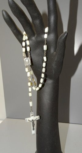 -ANCIEN CHAPELET SOUVENIR de LOURDES PERLES DE NACRE CROIX RESINE et ALUMINIUM D