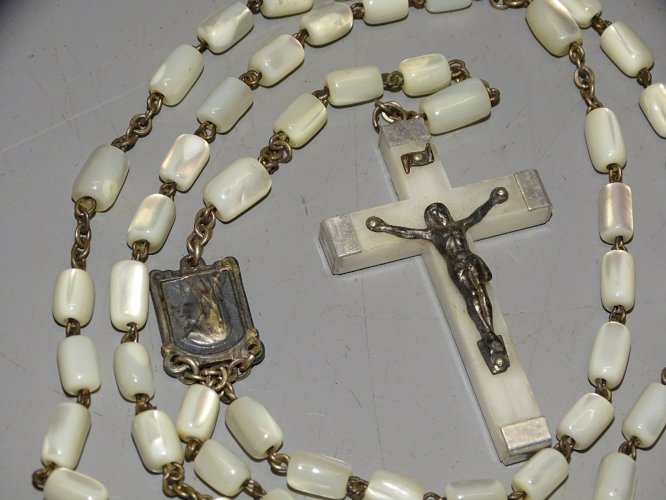-ANCIEN CHAPELET SOUVENIR de LOURDES PERLES DE NACRE CROIX RESINE et ALUMINIUM D