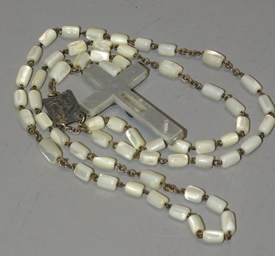 -ANCIEN CHAPELET SOUVENIR de LOURDES PERLES DE NACRE CROIX RESINE et ALUMINIUM D