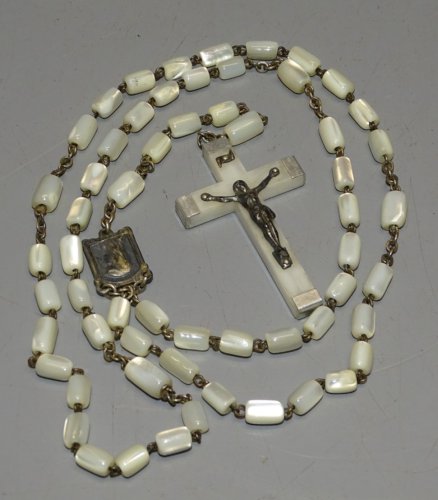 -ANCIEN CHAPELET SOUVENIR de LOURDES PERLES DE NACRE CROIX RESINE et ALUMINIUM D