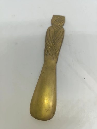 ancien chausse pied en laiton ou bronze à decor d hibou en bon etat