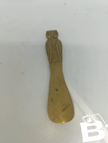 ancien chausse pied en laiton ou bronze à decor d hibou en bon etat