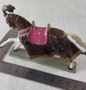 Ancien cheval à robe, en plastique peint, Moyen Age, Starlux