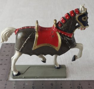 Ancien cheval à robe, en plastique peint, Moyen Age, Starlux
