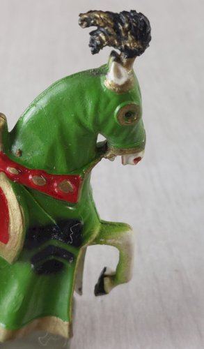 Ancien cheval à robe, en plastique peint, Moyen Age, Starlux