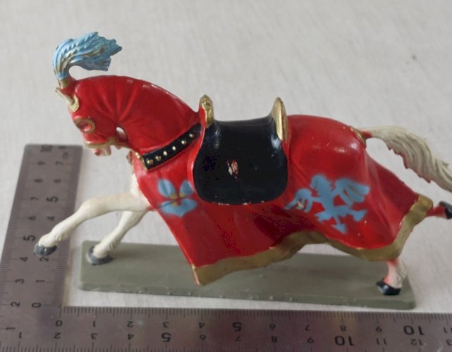 Ancien cheval à robe, en plastique peint, Moyen Age, Starlux