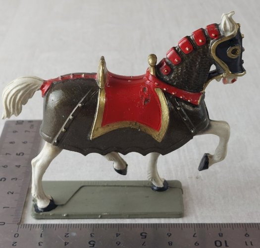 Ancien cheval à robe, en plastique peint, Moyen Age, Starlux