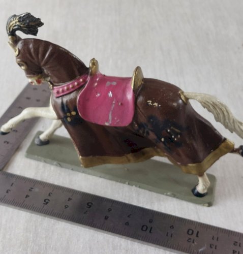 Ancien cheval à robe, en plastique peint, Moyen Age, Starlux