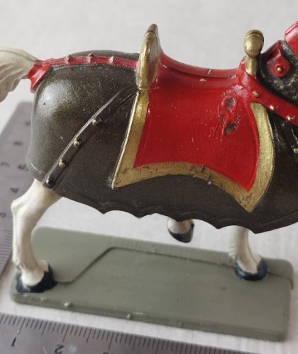 Ancien cheval à robe, en plastique peint, Moyen Age, Starlux