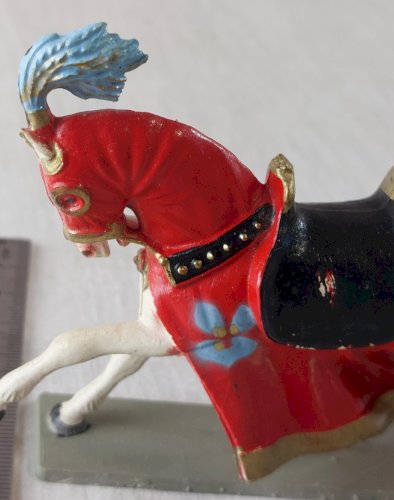 Ancien cheval à robe, en plastique peint, Moyen Age, Starlux