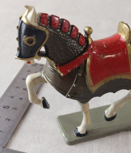 Ancien cheval à robe, en plastique peint, Moyen Age, Starlux