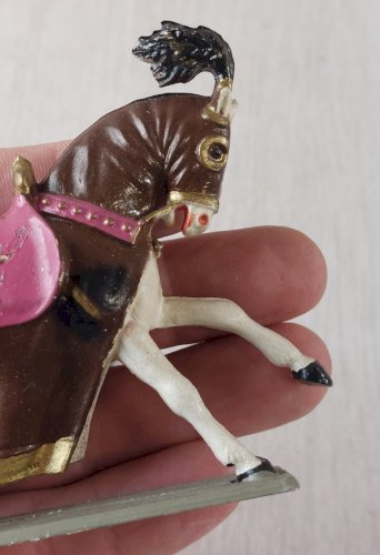 Ancien cheval à robe, en plastique peint, Moyen Age, Starlux