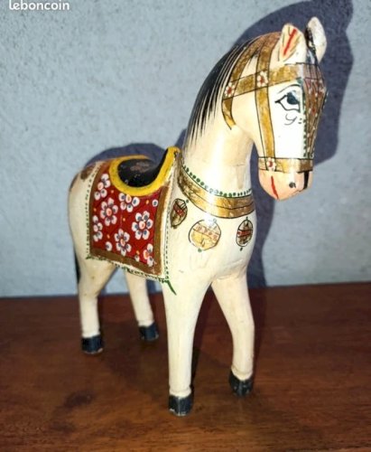 ancien cheval en bois indien peint en etat correct