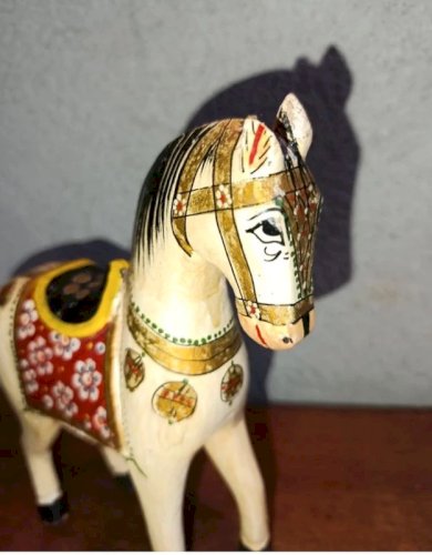 ancien cheval en bois indien peint en etat correct