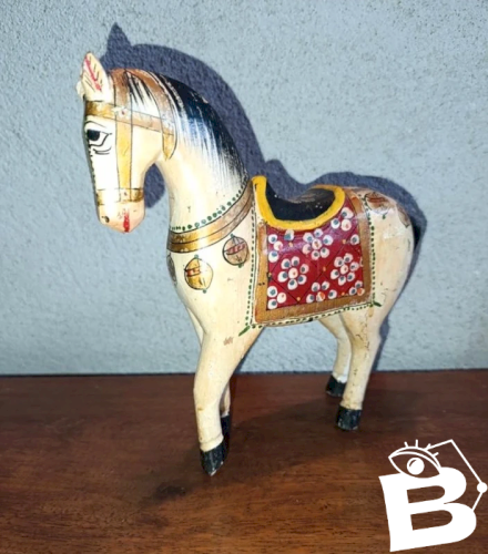 ancien cheval en bois indien peint en etat correct