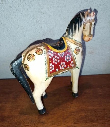 ancien cheval en bois indien peint en etat correct