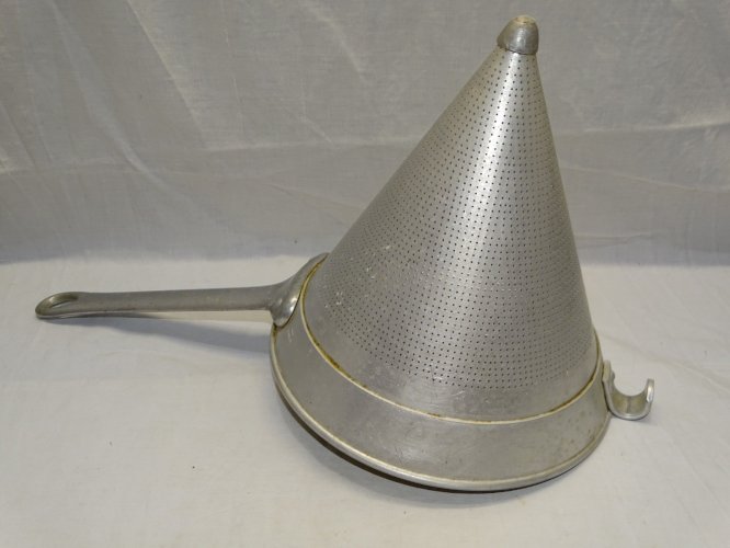 -ANCIEN CHINOIS EN ALUMINIUM MARQUE TOURNUS DECO CUISINE COLLECTION   D