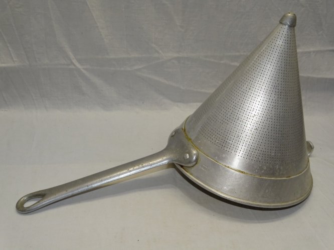 -ANCIEN CHINOIS EN ALUMINIUM MARQUE TOURNUS DECO CUISINE COLLECTION   D