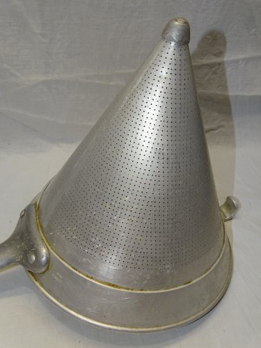 -ANCIEN CHINOIS EN ALUMINIUM MARQUE TOURNUS DECO CUISINE COLLECTION   D