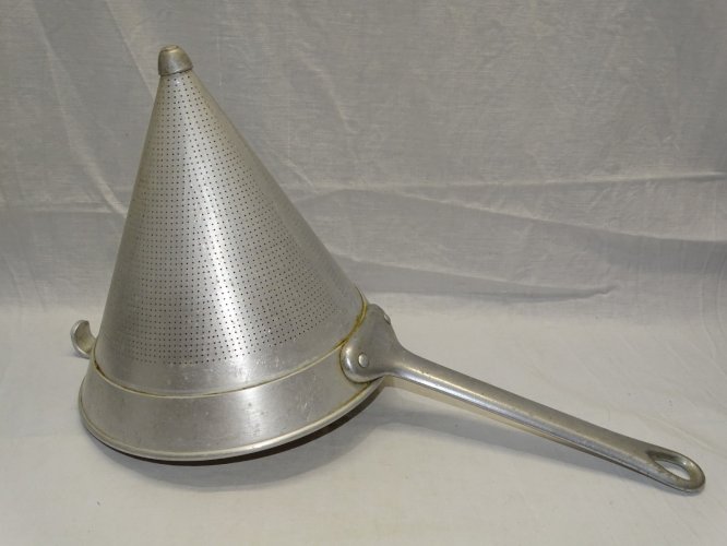-ANCIEN CHINOIS EN ALUMINIUM MARQUE TOURNUS DECO CUISINE COLLECTION   D