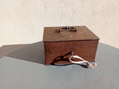 Ancien coffre cassette métallique