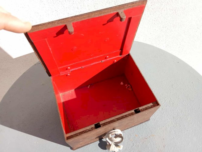 Ancien coffre cassette métallique