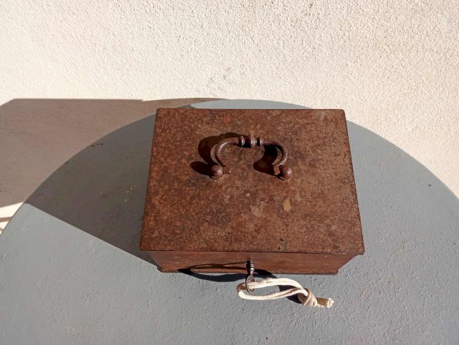 Ancien coffre cassette métallique