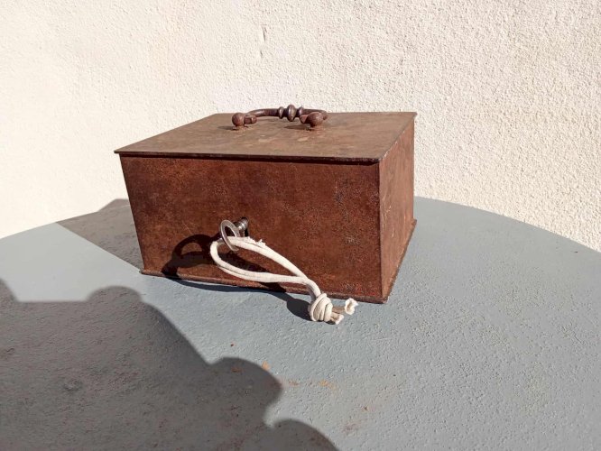 Ancien coffre cassette métallique