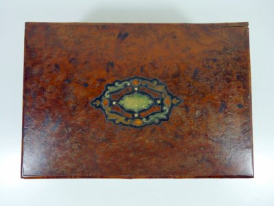 Ancien coffret à bijoux bois de loupe d'orme capitonné, décor marqueterie boulle