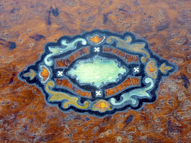 Ancien coffret à bijoux bois de loupe d'orme capitonné, décor marqueterie boulle