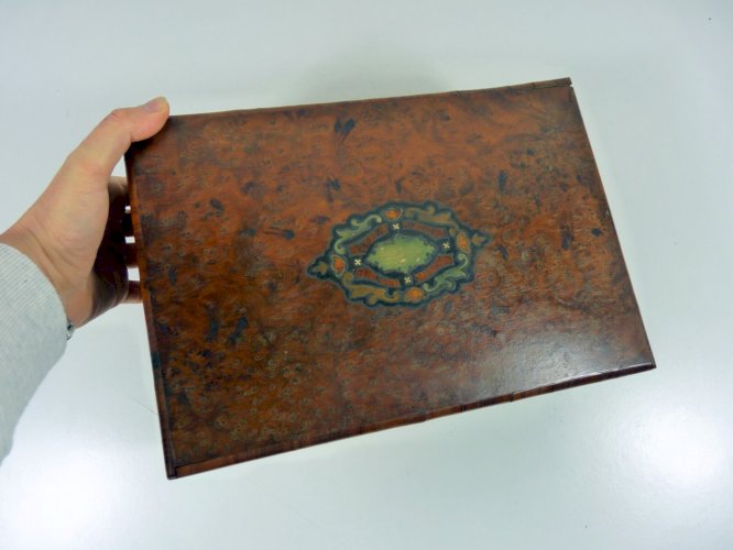 Ancien coffret à bijoux bois de loupe d'orme capitonné, décor marqueterie boulle