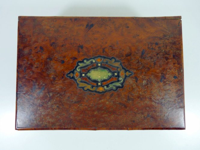 Ancien coffret à bijoux bois de loupe d'orme capitonné, décor marqueterie boulle