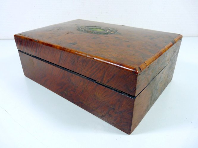Ancien coffret à bijoux bois de loupe d'orme capitonné, décor marqueterie boulle