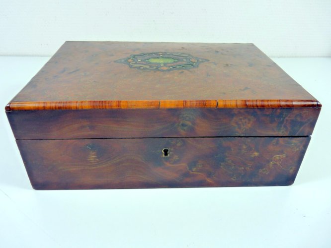 Ancien coffret à bijoux bois de loupe d'orme capitonné, décor marqueterie boulle