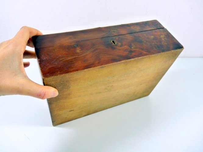 Ancien coffret à bijoux bois de loupe d'orme capitonné, décor marqueterie boulle