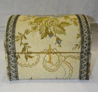 -ANCIEN COFFRET A BIJOUX ou AUTRE EN CARTON Habillé de TISSU TAPISSERIE    D
