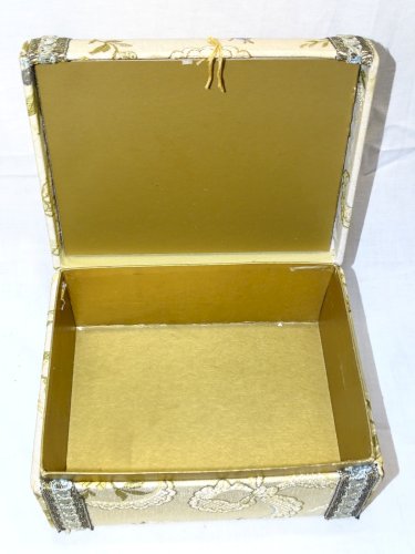 -ANCIEN COFFRET A BIJOUX ou AUTRE EN CARTON Habillé de TISSU TAPISSERIE    D