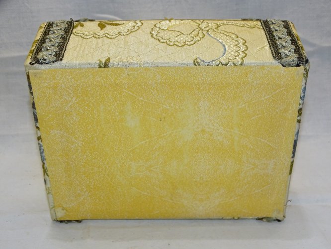 -ANCIEN COFFRET A BIJOUX ou AUTRE EN CARTON Habillé de TISSU TAPISSERIE    D