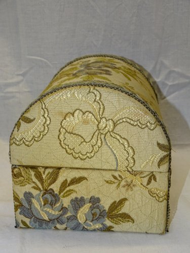 -ANCIEN COFFRET A BIJOUX ou AUTRE EN CARTON Habillé de TISSU TAPISSERIE    D